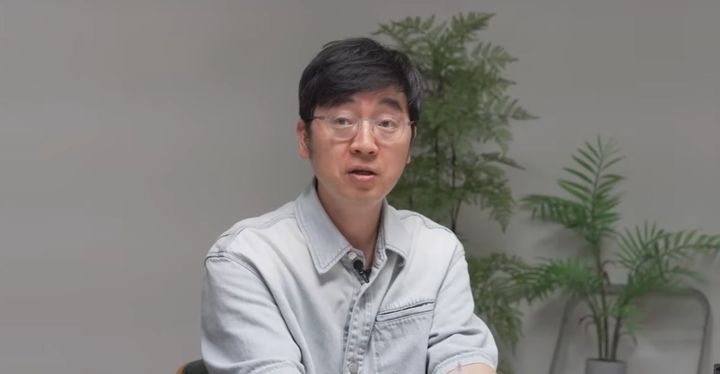 [서울=뉴시스] 채상욱 커넥티드그라운드 대표가 유튜브 채널 '김작가TV'에 출연해 삼성전자와 SK하이닉스의 HBM 시장 점유율 전망 및 반도체 주가 모멘텀을 설명하고 있다. (사진='김작가TV' 유튜브 채널 캡처)