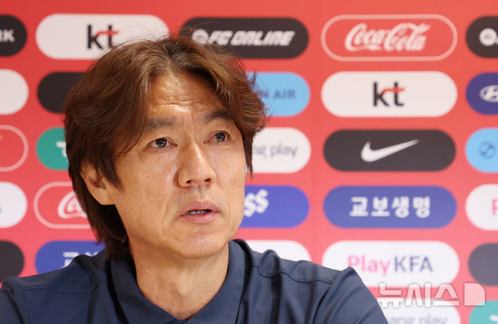 [사포판(멕시코)=뉴시스] 김명년 기자 = 홍명보 축구 국가대표팀 걈독이 28일(현지 시간) 멕시코 과달라하라 인근 사포판에 위치한 베이스캠프 훈련장 치바스 바예 베르데에서 기자회견을 열고 북중미 월드컵 32강 진출 실패 관련 입장발표를 하고 있다. 홍 감독은 이날 기자회견에서 감독직 사퇴를 선언했다.2026.06.29. kmn@newsis.com