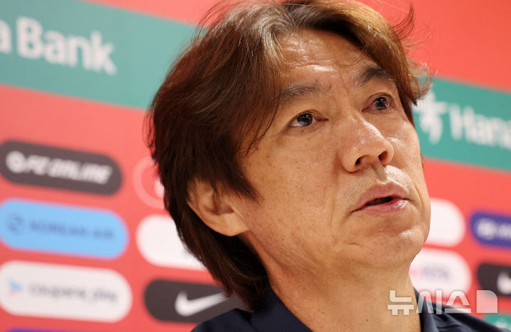 [사포판(멕시코)=뉴시스] 김명년 기자 = 홍명보 축구 국가대표팀 걈독이 28일(현지 시간) 멕시코 과달라하라 인근 사포판에 위치한 베이스캠프 훈련장 치바스 바예 베르데에서 기자회견을 열고 북중미 월드컵 32강 진출 실패 관련 입장발표를 하고 있다. 홍 감독은 이날 기자회견에서 감독직 사퇴를 선언했다.2026.06.29. kmn@newsis.com
