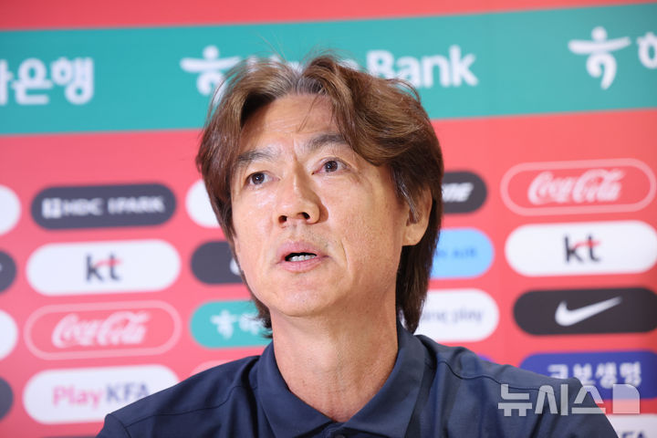 [사포판(멕시코)=뉴시스] 김명년 기자 = 홍명보 축구 국가대표팀 걈독이 28일(현지 시간) 멕시코 과달라하라 인근 사포판에 위치한 베이스캠프 훈련장 치바스 바예 베르데에서 기자회견을 열고 북중미 월드컵 32강 진출 실패 관련 입장발표를 하고 있다. 홍 감독은 이날 기자회견에서 감독직 사퇴를 선언했다. 2026.06.29. kmn@newsis.com