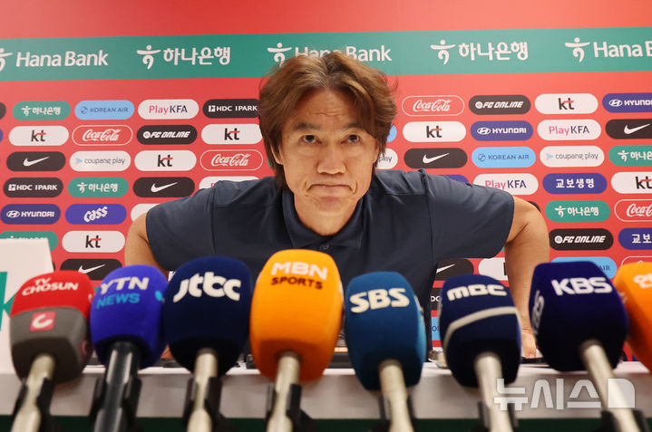 [사포판(멕시코)=뉴시스] 김명년 기자 = 홍명보 축구 국가대표팀 걈독이 28일(현지 시간) 멕시코 과달라하라 인근 사포판에 위치한 베이스캠프 훈련장 치바스 바예 베르데에서 열린 북중미 월드컵 32강 진출 실패 관련 입장발표 기자회견을 마치고 자리에서 일어나고 있다. 홍명보 감독은 이날 감독직 사퇴 선언을 했다. 2026.06.29. kmn@newsis.com