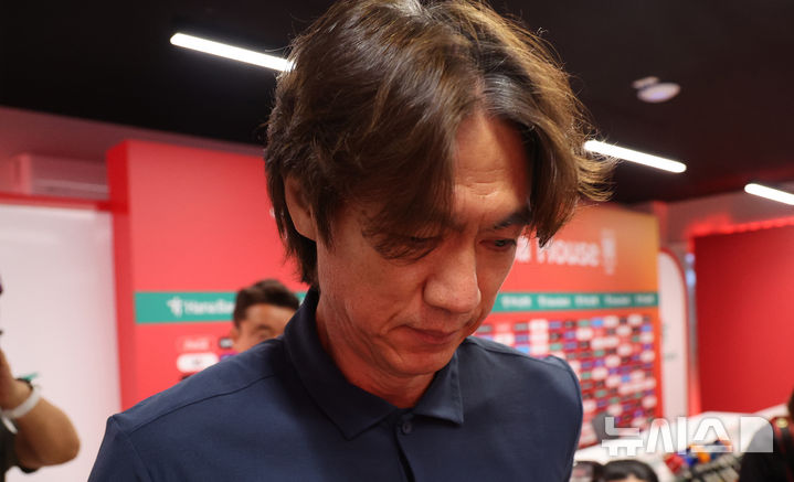 [사포판(멕시코)=뉴시스] 김명년 기자 = 홍명보 축구 국가대표팀 걈독이 28일(현지 시간) 멕시코 과달라하라 인근 사포판에 위치한 베이스캠프 훈련장 치바스 바예 베르데에서 북중미 월드컵 32강 진출 실패 관련 입장발표 기자회견을 마치고 이동하고 있다. 홍명보 감독은 이날 감독직 사퇴 선언을 했다. 2026.06.29. kmn@newsis.com