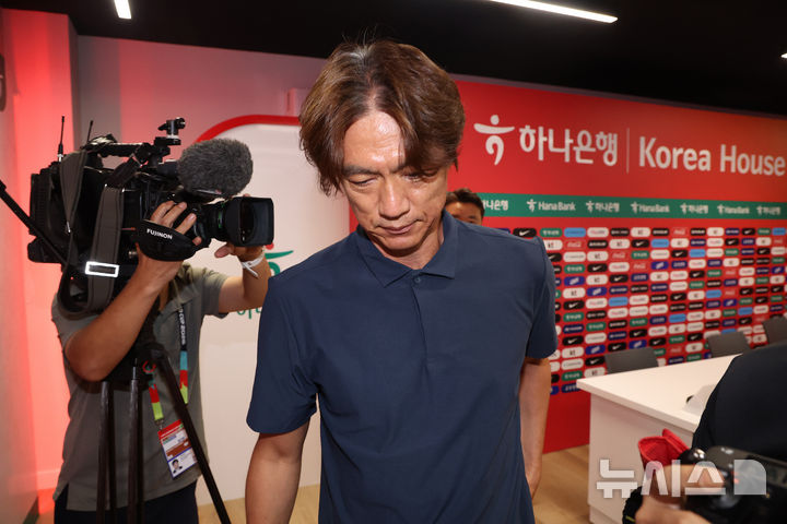 [사포판(멕시코)=뉴시스] 김명년 기자 = 홍명보 축구 국가대표팀 걈독이 28일(현지 시간) 멕시코 과달라하라 인근 사포판에 위치한 베이스캠프 훈련장 치바스 바예 베르데에서 북중미 월드컵 32강 진출 실패 관련 입장발표 기자회견을 마치고 이동하고 있다. 홍명보 감독은 이날 감독직 사퇴 선언을 했다. 2026.06.29. kmn@newsis.com