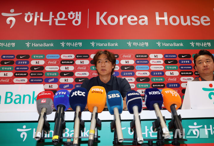 [사포판(멕시코)=뉴시스] 김명년 기자 = 홍명보 축구 국가대표팀 걈독이 28일(현지 시간) 멕시코 과달라하라 인근 사포판에 위치한 베이스캠프 훈련장 치바스 바예 베르데에서 기자회견을 열고 북중미 월드컵 32강 진출 실패 관련 입장발표를 하고 있다. 홍 감독은 이날 기자회견에서 감독직 사퇴를 선언했다. 2026.06.29. kmn@newsis.com