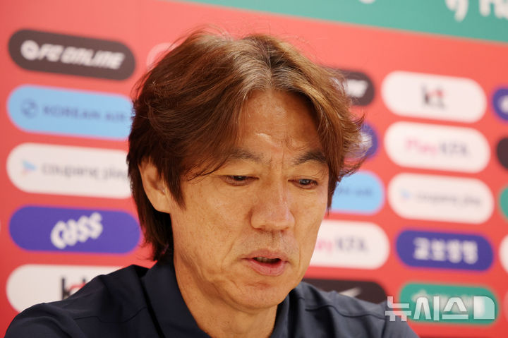 [사포판(멕시코)=뉴시스] 김명년 기자 = 홍명보 축구 국가대표팀 걈독이 28일(현지 시간) 멕시코 과달라하라 인근 사포판에 위치한 베이스캠프 훈련장 치바스 바예 베르데에서 기자회견을 열고 북중미 월드컵 32강 진출 실패 관련 입장발표를 하고 있다. 홍명보 감독은 이날 감독직 사퇴 선언을 했다. 2026.06.29. kmn@newsis.com