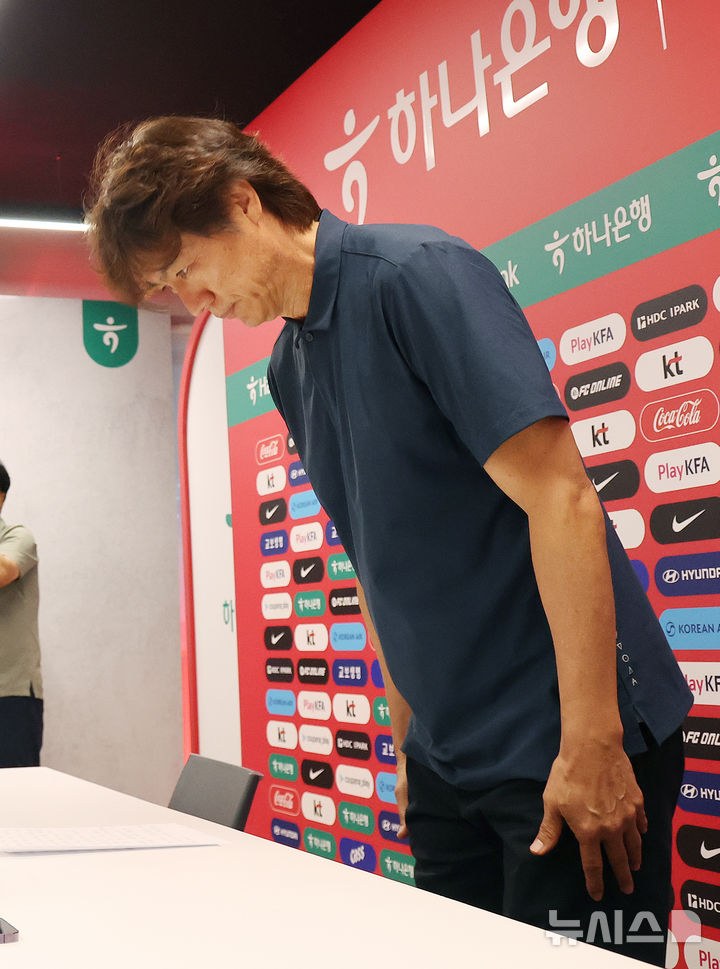 [사포판(멕시코)=뉴시스] 김명년 기자 = 홍명보 축구 국가대표팀 걈독이 28일(현지 시간) 멕시코 과달라하라 인근 사포판에 위치한 베이스캠프 훈련장 치바스 바예 베르데에서 기자회견 전 인사하고 있다. 홍 감독은 이날 기자회견에서 감독직 사퇴를 선언했다. 2026.06.29. kmn@newsis.com
