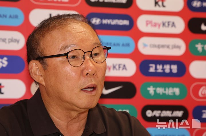 [사포판(멕시코)=뉴시스] 김명년 기자 = 박항서 대한축구협회 부회장이 28일(현지 시간) 멕시코 과달라하라 인근 사포판에 위치한 베이스캠프 훈련장 치바스 바예 베르데에서 북중미 월드컵 32강 진출 실패 관련 사과 기자회견을 열고 발언하고 있다. 2026.06.29. kmn@newsis.com