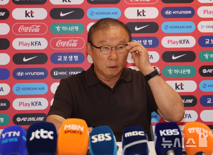 [사포판(멕시코)=뉴시스] 김명년 기자 = 박항서 대한축구협회 부회장이 28일(현지 시간) 멕시코 과달라하라 인근 사포판에 위치한 베이스캠프 훈련장 치바스 바예 베르데에서 열린 북중미 월드컵 32강 진출 실패 관련 사과 기자회견에서 안경을 만지고 있다. 2026.06.29. kmn@newsis.com
