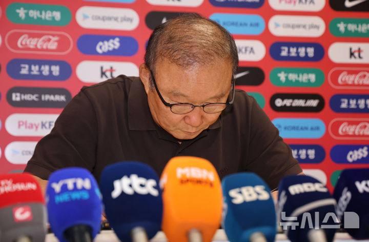 [사포판(멕시코)=뉴시스] 김명년 기자 = 박항서 대한축구협회 부회장이 28일(현지 시간) 멕시코 과달라하라 인근 사포판에 위치한 베이스캠프 훈련장 치바스 바예 베르데에서 북중미 월드컵 32강 진출 실패 관련 사과 기자회견을 열고 고개 숙여 인사하고 있다. 2026.06.29. kmn@newsis.com