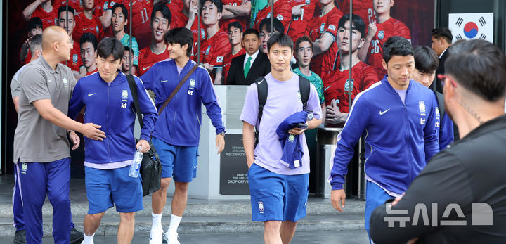 [사포판(멕시코)=뉴시스] 전신 기자 = 북중미월드컵에서 32강 진출에 실패한 축구대표팀 선수들이 28일(현지 시간) 멕시코 과달라하라 숙소를 나서고 있다. 2026.06.29. photo1006@newsis.com