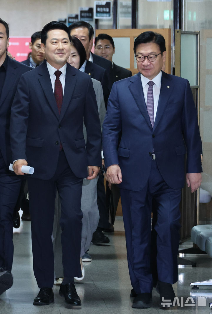 [서울=뉴시스] 최진석 기자 = 장동혁 국민의힘 대표와 정점식 원내대표가 29일 여의도 국회에서 열린 최고위원회의에 참석하고 있다. 2026.06.29. myjs@newsis.com