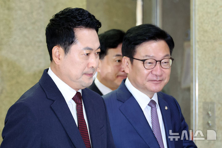 [서울=뉴시스] 최진석 기자 = 장동혁 국민의힘 대표와 정점식 원내대표가 29일 여의도 국회에서 열린 최고위원회의에 참석하고 있다. 2026.06.29. myjs@newsis.com