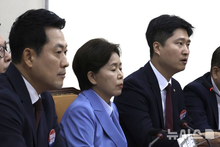 [서울=뉴시스] 정병혁 기자 = 우재준 국민의힘 청년최고위원이 29일 서울 여의도 국회에서 열린 최고위원회의에서 지도부 사퇴를 촉구하며 발언하고 있다. 2026.06.29. jhope@newsis.com