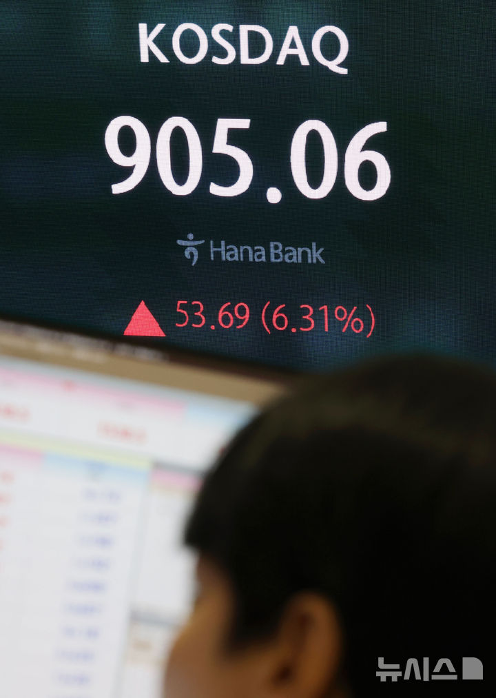 [서울=뉴시스] 홍효식 기자 = 코스닥 지수가 전 거래일(851.37)보다 9.03포인트(1.06%) 상승한 860.40에 개장한 29일 오전 서울 중구 하나은행 딜링룸 전광판에 지수가 표시되고 있다.코스피는 전 거래일(8411.21)보다 117.12포인트(0.91%) 내린 8334.28에 개장했다. 서울 외환시장에서 원·달러 환율은 전 거래일 주간거래 종가(1532.0원)보다 4.5원 오른 1536.5원에 출발했다. 2026.06.29. yesphoto@newsis.com