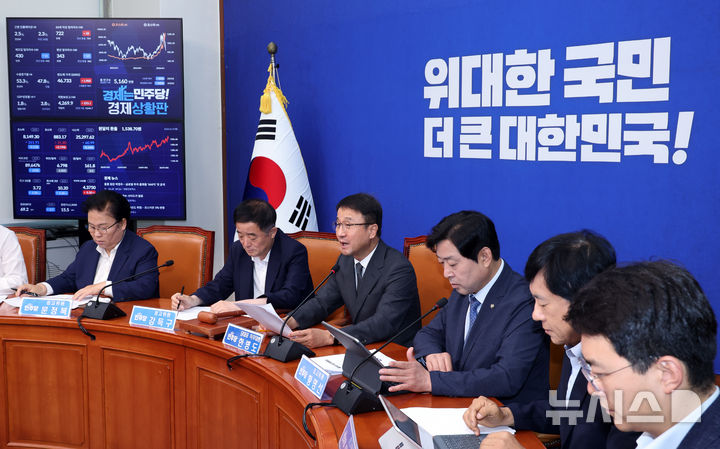 [서울=뉴시스] 최진석 기자 = 한병도 더불어민주당 대표 직무대행 겸 원내대표가 29일 여의도 국회에서 열린 최고위원회의에서 발언하고 있다. 2026.06.29. myjs@newsis.com
