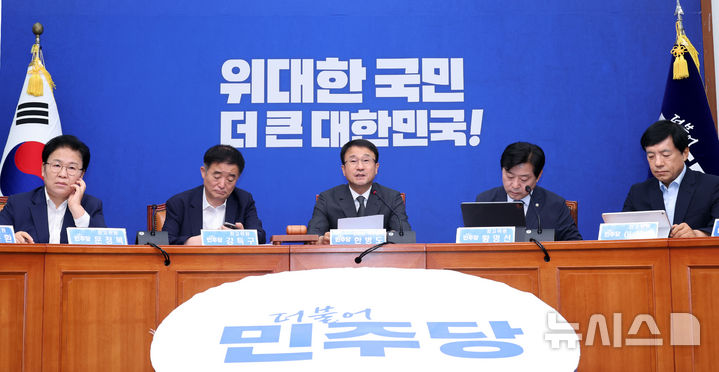 [서울=뉴시스] 최진석 기자 = 한병도 더불어민주당 대표 직무대행 겸 원내대표가 29일 여의도 국회에서 열린 최고위원회의에서 발언하고 있다. 2026.06.29. myjs@newsis.com