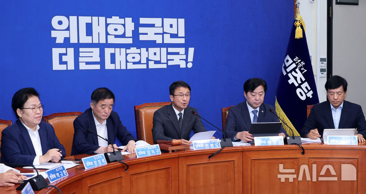 [서울=뉴시스] 최진석 기자 = 한병도 더불어민주당 대표 직무대행 겸 원내대표가 29일 여의도 국회에서 열린 최고위원회의에서 발언하고 있다. 2026.06.29. myjs@newsis.com