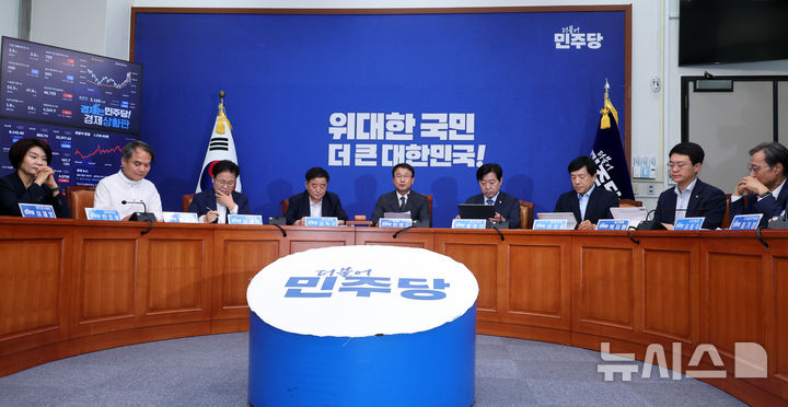 [서울=뉴시스] 최진석 기자 = 한병도 더불어민주당 대표 직무대행 겸 원내대표가 29일 여의도 국회에서 열린 최고위원회의에서 발언하고 있다. 2026.06.29. myjs@newsis.com