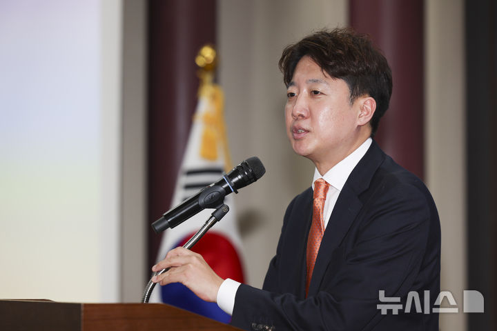 [서울=뉴시스] 김근수 기자 = 이준석 개혁신당 대표가 29일 오전 서울 여의도 국회 의원회관에서 개최된 부상군인 예우 및 지원 확대를 위한 정책 세미나에서 축사를 하고 있다. 2026.06.29. ks@newsis.com