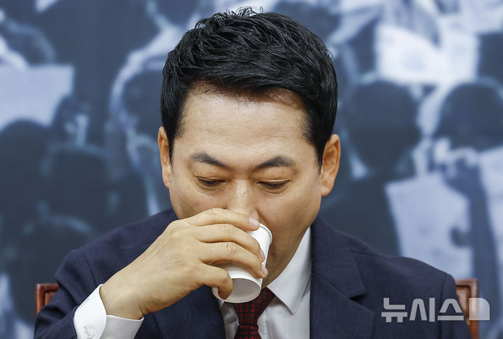 [서울=뉴시스] 정병혁 기자 = 장동혁 국민의힘 대표가 29일 서울 여의도 국회에서 열린 최고위원회의에서 물을 마시고 있다. 2026.06.29. jhope@newsis.com