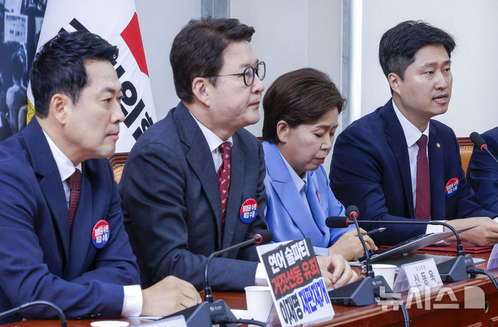 [서울=뉴시스] 정병혁 기자 = 우재준 국민의힘 청년최고위원이 29일 서울 여의도 국회에서 열린 최고위원회의에서 지도부 사퇴를 촉구하는 발언하고 있다. 2026.06.29. jhope@newsis.com