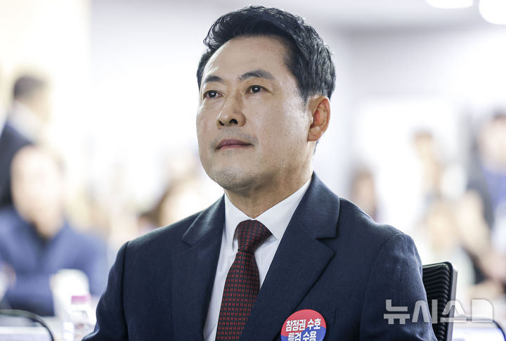 [서울=뉴시스] 정병혁 기자 = 장동혁 국민의힘 대표가 29일 서울 여의도 국회 의원회관에서 열린 국민의힘 대외협력위원회 청년주권포럼 출범식 좌담회 '올공 2030 청년들에게 주권 회복 해결책을 묻다'에서 영상을 바라보고 있다. 2026.06.29. jhope@newsis.com