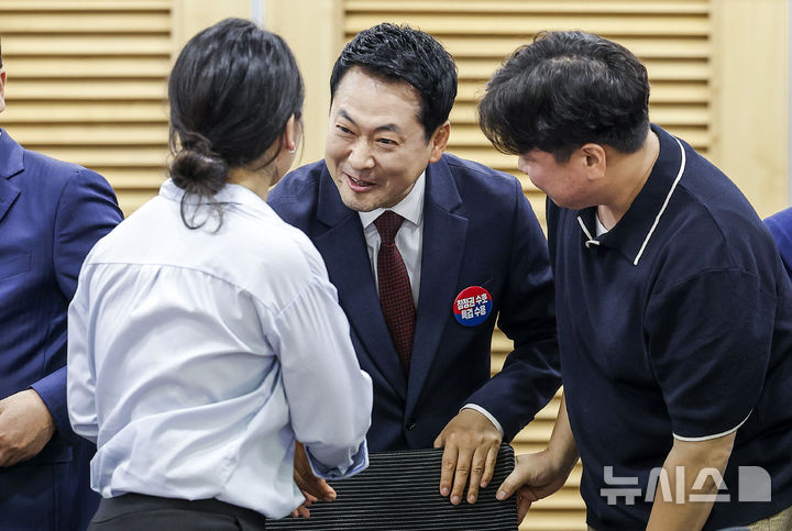 [서울=뉴시스] 정병혁 기자 = 장동혁 국민의힘 대표가 29일 서울 여의도 국회 의원회관에서 열린 국민의힘 대외협력위원회 청년주권포럼 출범식 좌담회 '올공 2030 청년들에게 주권 회복 해결책을 묻다'에서 기념촬영을 마친 뒤 청년들과 인사를 나누고 있다. 2026.06.29. jhope@newsis.com