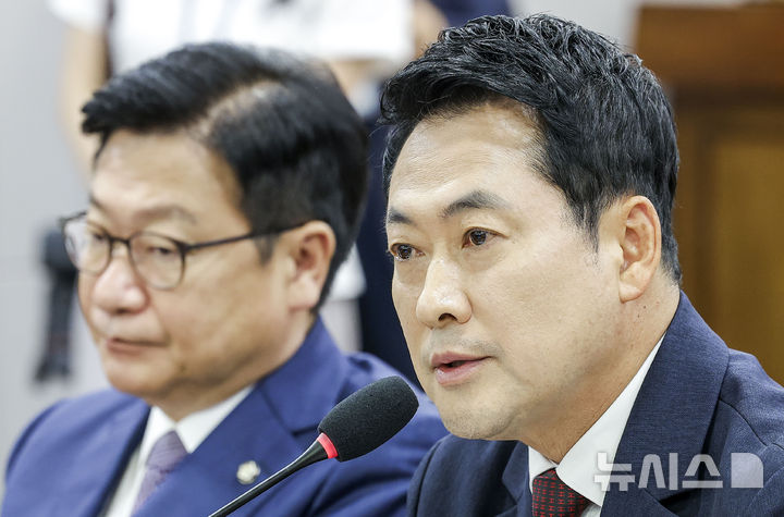 [서울=뉴시스] 정병혁 기자 = 장동혁 국민의힘 대표가 지난 29일 서울 여의도 국회 의원회관에서 열린 국민의힘 대외협력위원회 청년주권포럼 출범식 좌담회 '올공 2030 청년들에게 주권 회복 해결책을 묻다'에서 축사를 하고 있다. 2026.06.29. jhope@newsis.com