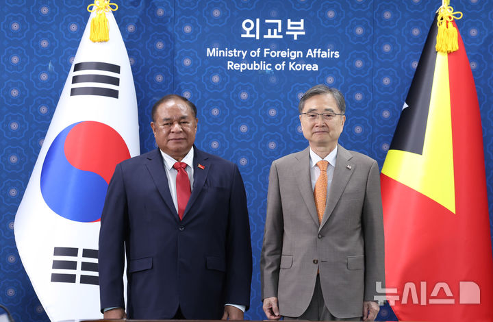 [서울=뉴시스] 조수정 기자 = 조현 외교부 장관과 벤디토스 산토스 프레이타스 동티모르 외교부 장관이 29일 오전 서울 종로구 외교부에서 회담에 앞서 기념촬영 하고 있다. 2026.06.29. chocrystal@newsis.com