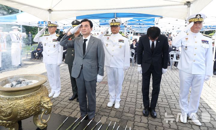 [평택=뉴시스] 김종택 기자 = 안규백 국방부 장관이 29일 경기 평택시 포승읍 해군 제2함대 사령부에서 열린 '제2연평해전 승전 24주년 기념식'에서 경례하고 있다. (공동취재) 2026.06.29. photo@newsis.com