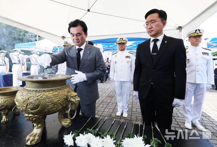 [평택=뉴시스] 김종택 기자 = 안규백 국방부 장관이 29일 경기 평택시 포승읍 해군 제2함대 사령부에서 열린 '제2연평해전 승전 24주년 기념식'에서 분향하고 있다. (공동취재) 2026.06.29. photo@newsis.com