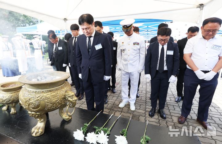 [평택=뉴시스] 김종택 기자 = 29일 경기 평택시 포승읍 해군 제2함대 사령부에서 열린 '제2연평해전 승전 24주년 기념식'에서 참석자들이 묵념하고 있다. (공동취재) 2026.06.29. photo@newsis.com