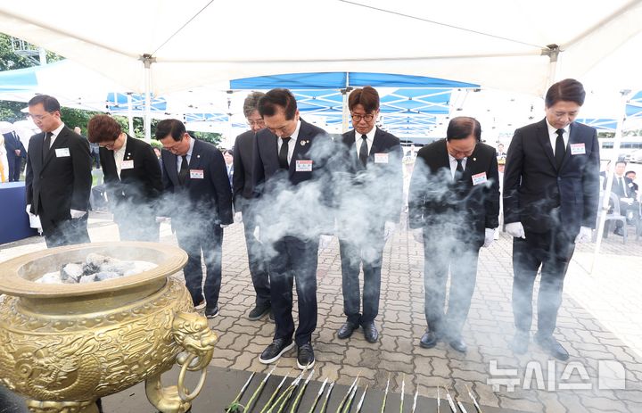 [평택=뉴시스] 김종택 기자 = 29일 경기 평택시 포승읍 해군 제2함대 사령부에서 열린 '제2연평해전 승전 24주년 기념식'에서 참석자들이 묵념하고 있다. (공동취재) 2026.06.29. photo@newsis.com