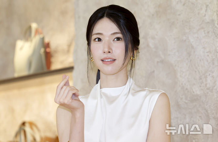 [서울=뉴시스] 김혜진 기자 = 배우 하영이 29일 오전 서울 강남구 폴렌느 서울에서 열린 아틀리에 오픈 기념 포토 행사에서 포즈를 취하고 있다. 2026.06.29. jini@newsis.com