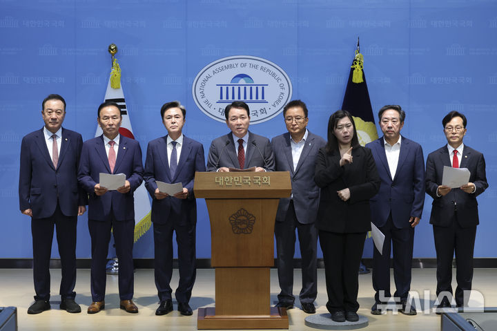 [서울=뉴시스] 김근수 기자 = 성일종(가운데) 국민의힘 의원을 비롯한 국민의힘 충청권 국회의원 및 시도지사들이 29일 서울 여의도 국회 소통관에서 열린 호남권 반도체 공장 설립 관련 기자회견을 하고 있다.&nbsp; 왼쪽부터 엄태영 의원, 박덕흠 의원, 김태흠 충남도지사, 성일종 의원, 김영환 충북도지사, 강승규 의원, 윤용근 의원 2026.06.29. ks@newsis.com