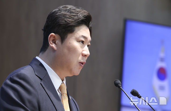 [서울=뉴시스] 김근수 기자 = 진종오 국민의힘 의원이 29일 오전 서울 여의도 소통관에서 대한축구협회 사태 관련 수뇌부 전원 사퇴 촉구 기자회견을 하고 있다. 2026.06.29. ks@newsis.com