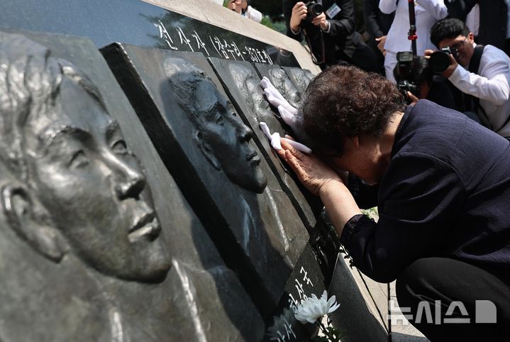 [평택=뉴시스] 김종택 기자 = 29일 경기 평택시 포승읍 해군 제2함대 사령부에서 열린 '제2연평해전 승전 24주년 기념식'에서 고(故) 조천형 상사의 조각상을 어머니가 어루만지고 있다. (공동취재) 2026.06.29. photo@newsis.com