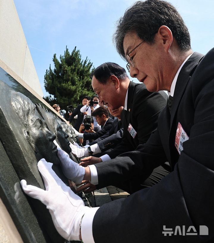 [평택=뉴시스] 김종택 기자 = 29일 경기 평택시 포승읍 해군 제2함대 사령부에서 열린 '제2연평해전 승전 24주년 기념식'에서 유승민 전 국회의원과 한기호 국민의힘 의원이 조각상을 어루만지고 있다. (공동취재) 2026.06.29. photo@newsis.com