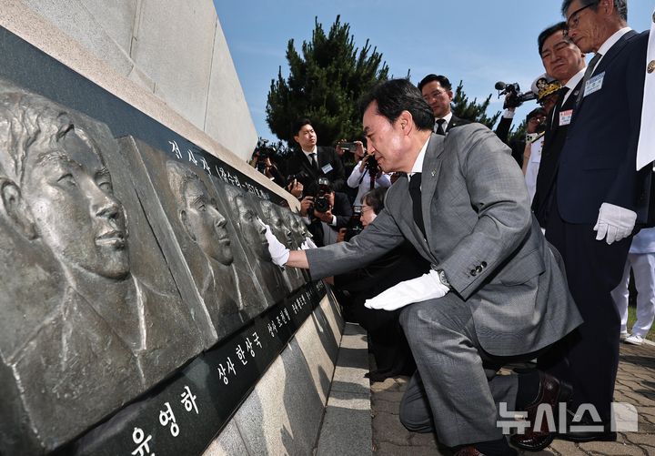 [평택=뉴시스] 김종택 기자 = 안규백 국방부 장관이 29일 경기 평택시 포승읍 해군 제2함대 사령부에서 열린 '제2연평해전 승전 24주년 기념식'에서 전사자 조각상을 어루만지고 있다. (공동취재) 2026.06.29. photo@newsis.com