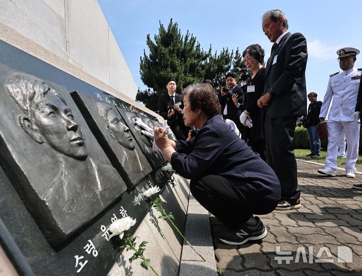 [평택=뉴시스] 김종택 기자 = 29일 경기 평택시 포승읍 해군 제2함대 사령부에서 열린 '제2연평해전 승전 24주년 기념식'에서 고(故) 조천형 상사의 조각상을 어머니가 어루만지고 있다. (공동취재) 2026.06.29. photo@newsis.com