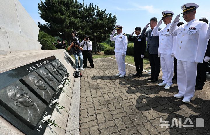 [평택=뉴시스] 김종택 기자 = 29일 경기 평택시 포승읍 해군 제2함대 사령부에서 열린 '제2연평해전 승전 24주년 기념식'에서 참전장병들이 전사자 조각상에 경례하고 있다. (공동취재) 2026.06.29. photo@newsis.com