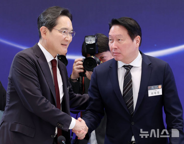 [서울=뉴시스] 조성봉 기자 = 이재용(왼쪽) 삼성전자 회장과 최태원 SK회장이 29일 청와대 영빈관에서 열린 ‘대한민국 대도약 3대 메가프로젝트 국민보고회’에서 악수하고 있다. 2026.06.29. suncho21@newsis.com