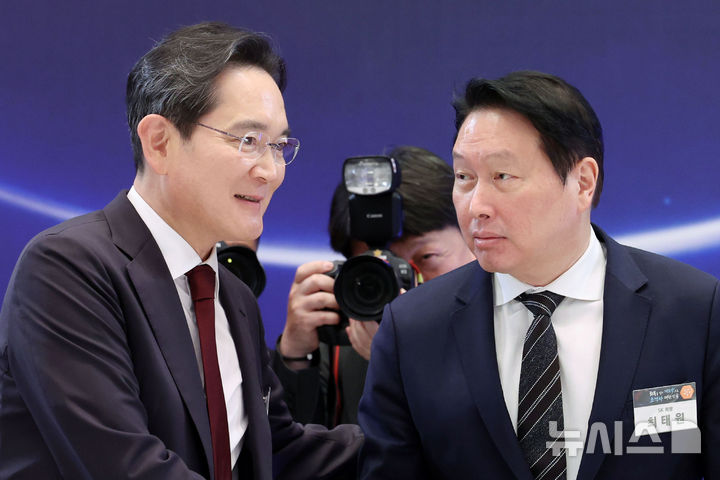 [서울=뉴시스] 조성봉 기자 = 이재용(왼쪽) 삼성전자 회장과 최태원 SK회장이 29일 청와대 영빈관에서 열린 ‘대한민국 대도약 3대 메가프로젝트 국민보고회’에서 악수하고 있다.(자료사진) 2026.06.29. suncho21@newsis.com