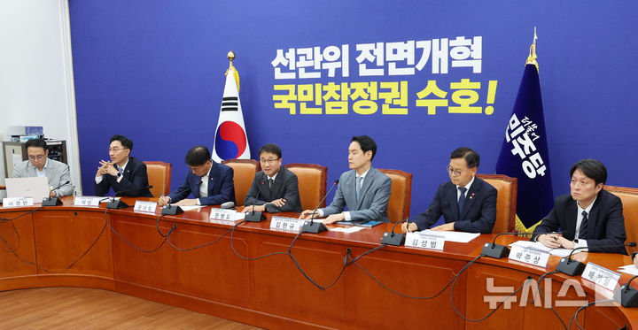 [서울=뉴시스] 고범준 기자 = 한병도 더불어민주당 대표 직무대행 겸 원내대표가 29일 서울 여의도 국회에서 열린 김포-제주 항공 좌석 부족 사태 관련 간담회에서 발언하고 있다. 2026.06.29. bjko@newsis.com