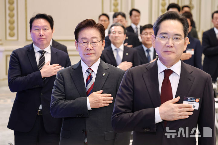 [서울=뉴시스] 조성봉 기자 = 이재명 대통령과 이재용 삼성전자 회장, 최태원 SK 회장 등 참석자들이 29일 청와대 영빈관에서 열린 ‘대한민국 대도약 3대 메가프로젝트 국민보고회’에서 국민의례를 하고 있다. 2026.06.29. suncho21@newsis.com