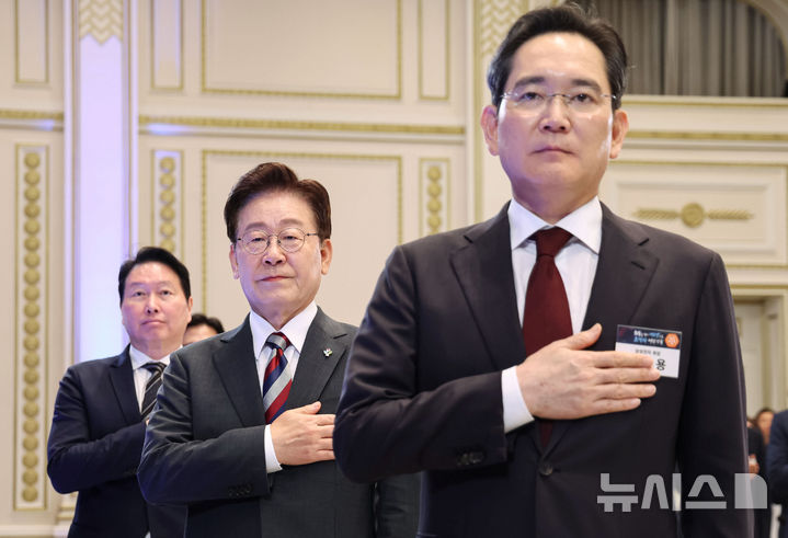 [서울=뉴시스] 조성봉 기자 = 이재명 대통령과 이재용 삼성전자 회장, 최태원 SK 회장 등 참석자들이 29일 청와대 영빈관에서 열린 ‘대한민국 대도약 3대 메가프로젝트 국민보고회’에서 국민의례를 하고 있다. 2026.06.29. suncho21@newsis.com