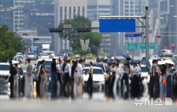 [서울=뉴시스] 황준선 기자 = 경남 양산이 41.4도에 올라 기상관측 역사상 가장 높은 기온을 기록했다. 사진은 지난달 29일 무더위가 나타난 가운데 시민들이 이동하는 모습. 2026.06.29. hwang@newsis.com