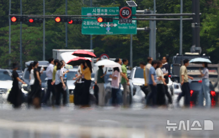 [서울=뉴시스] 황준선 기자 = 서울 전역에 폭염주의보가 발효된 29일 오후 서울 영등포구 여의대로에 아지랑이가 피어오르고 있다. 2026.06.29. hwang@newsis.com