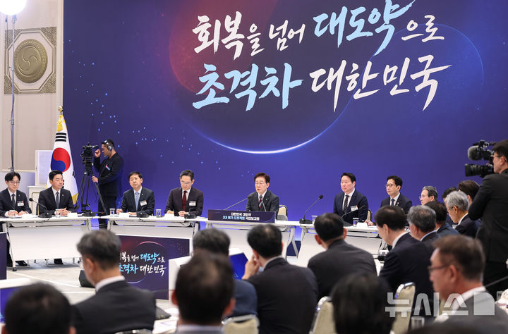 [서울=뉴시스] 조성봉 기자 = 이재명 대통령이 29일 청와대 영빈관에서 열린 ‘대한민국 대도약 3대 메가프로젝트 국민보고회’에서 발언하고 있다. 2026.06.29. suncho21@newsis.com