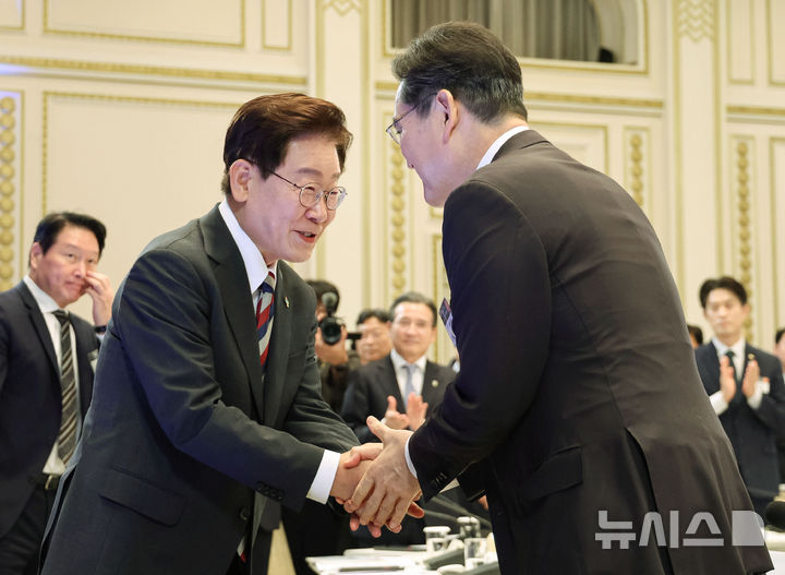 [서울=뉴시스] 조성봉 기자 = 이재명 대통령이 29일 청와대 영빈관에서 열린 ‘대한민국 대도약 3대 메가프로젝트 국민보고회’에 입장하며 이재용 삼성전자 회장과 악수하고 있다. 2026.06.29. suncho21@newsis.com